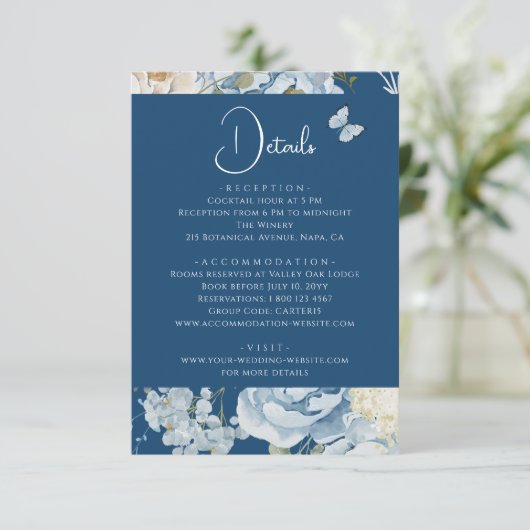 Romantisch Dusty Blue Floral Details Huwelijk Informatiekaartje (Staand voorkant)