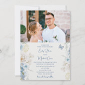 Romantisch Dusty Blue Floral Fotobruiloft Kaart (Voorkant)