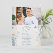 Romantisch Dusty Blue Floral Fotobruiloft Kaart (Staand voorkant)