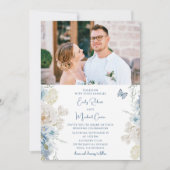 Romantisch Dusty Blue Floral Fotobruiloft Kaart (Voorkant)