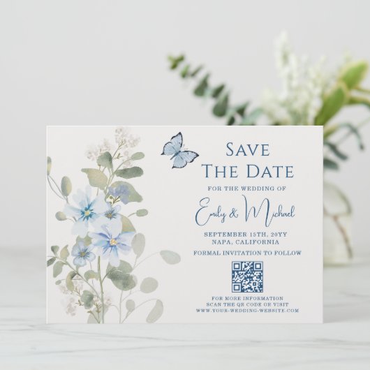 Romantisch Dusty Blue Floral QR Code Huwelijk Save The Date (Staand voorkant)