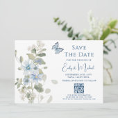 Romantisch Dusty Blue Floral QR Code Huwelijk Save The Date (Staand voorkant)