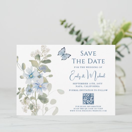 Romantisch Dusty Blue Floral QR Code Huwelijk Save The Date (Staand voorkant)