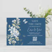 Romantisch Dusty Blue Floral QR Code Huwelijk Save The Date (Staand voorkant)