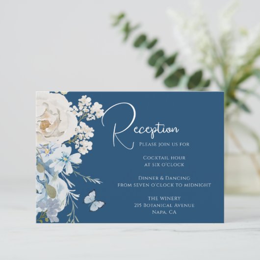 Romantisch Dusty Blue Floral Receptie Trouwen Informatiekaartje (Staand voorkant)