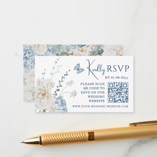 Romantisch Dusty Blue Floral Wedding RSVP QR Code Informatiekaartje (Voorkant / Achterkant in situ)
