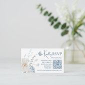 Romantisch Dusty Blue Floral Wedding RSVP QR Code Informatiekaartje (Staand voorkant)