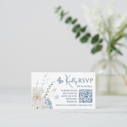 Romantisch Dusty Blue Floral Wedding RSVP QR Code Informatiekaartje (Staand voorkant)