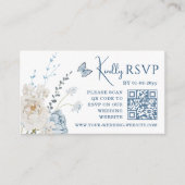 Romantisch Dusty Blue Floral Wedding RSVP QR Code Informatiekaartje (Voorkant)