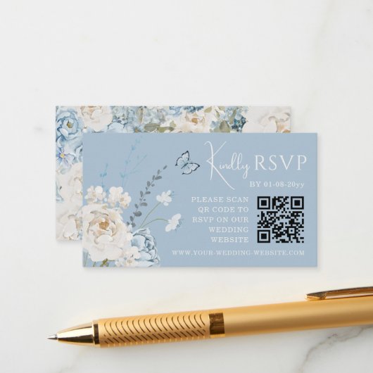 Romantisch Dusty Blue Floral Wedding RSVP QR Code Informatiekaartje (Voorkant / Achterkant in situ)
