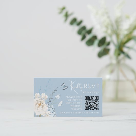 Romantisch Dusty Blue Floral Wedding RSVP QR Code Informatiekaartje (Staand voorkant)