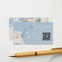 Romantisch Dusty Blue Floral Wedding RSVP QR Code Informatiekaartje