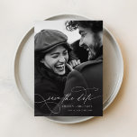 Romantisch Elegant Script Foto Bruiloft Save The Date<br><div class="desc">Kondig uw speciale dag met tijdloze elegantie aan met behulp van onze romantische Elegante Script Photo Wedding Save the Date. Met een openhartige zwart-wit foto van het gelukkige paar, is deze kaart versierd met verfijnd handgeschreven kalligrafie script, het toevoegen van een vleugje romance aan uw bruiloft aankondiging. Het minimalistische en...</div>