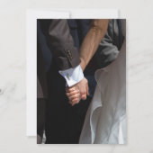 Romantisch en elegant bruidspaar dat hand in hand kaart (Voorkant)