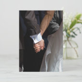 Romantisch en elegant bruidspaar dat hand in hand kaart (Staand voorkant)