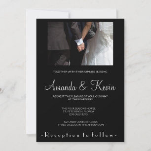 Romantisch en elegant bruidspaar dat hand in hand kaart