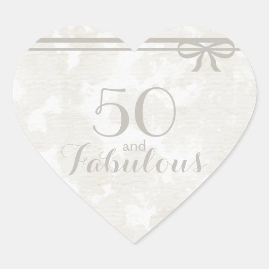 Romantisch en Elegant Grijs "50 en Fabulous" Hart Sticker (Voorkant)