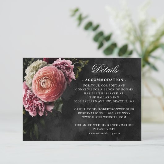 Romantisch en Moody Roze Boeket op Zwarte Details RSVP Kaartje (Staand voorkant)