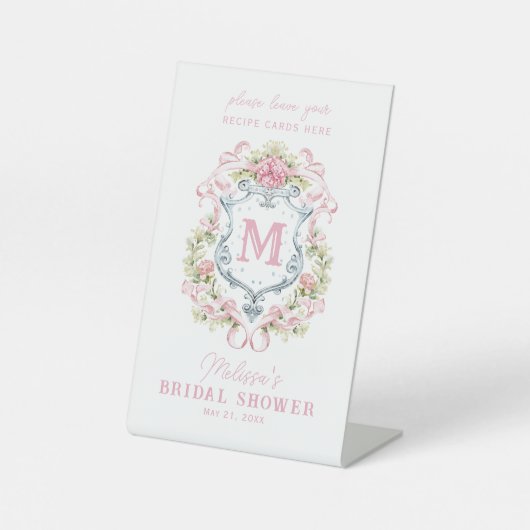Romantisch Floral Crest Monogram | Bruidswelkom Reclamebord Met Voetstuk (Voorkant)