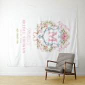Romantisch Floral Crest Monogram | Bruidswelkom Wandkleed (In Situ (horizontaal))