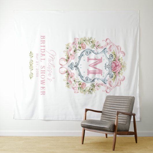 Romantisch Floral Crest Monogram | Bruidswelkom Wandkleed (In Situ (horizontaal))