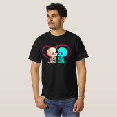 Romantisch geraamte stel dat zoent in roze hart t-shirt (Voorkant volledig)
