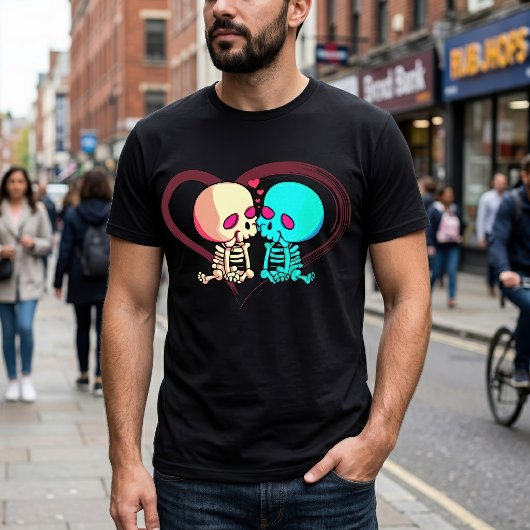Romantisch geraamte stel dat zoent in roze hart t-shirt