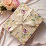 Romantisch Gouden Koningin Bee, Honingraat & Bloem Cadeaupapier<br><div class="desc">Dit schattige en romantische wikkelpapier blad toont een grillig patroon van honingraten,  roze exotische bloemen en bruisende koninginnen bijen,  aangevuld met verspreide gouden harten. Het is een charmante weergave van de zoetheid en schoonheid die te vinden is in de band tussen moeders en hun geliefden.</div>