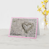 Romantisch hart in zand foto met selectief Lijst Kaart (Gele Bloem)