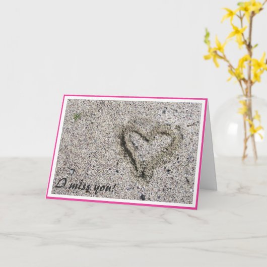 Romantisch hart in zand foto met selectief Lijst Kaart (Gele Bloem)