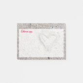 Romantisch hart in zand met aangepaste tekst post-it® notes (Voorkant)
