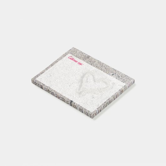 Romantisch hart in zand met aangepaste tekst post-it® notes (Schuin)