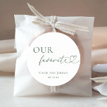 Romantisch hart Script Onze favoriete bruiloft gun Ronde Sticker<br><div class="desc">Laat je gasten kennismaken met je favoriete lekkernijen met deze schattige stickers,  met romantisch hartschrift en klassieke typografie.</div>