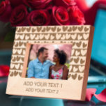 Romantisch Heart Design Gift met aangepaste tekst Gegraveerde Lijstjes<br><div class="desc">Dit prachtig vormgegeven foto-lijst voegt een persoonlijk tintje toe aan uw dierbare herinneringen. Met een charmant hartpatroon kunt u met dit lijst twee regels tekst aanpassen, waardoor het het perfecte cadeau is voor geliefden of een stijlvolle toevoeging aan uw interieur. Het is ideaal voor het vieren van speciale gelegenheden zoals...</div>