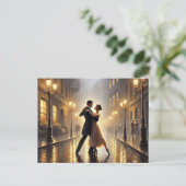 Romantisch koppel danst in de regen briefkaart (Staand voorkant)