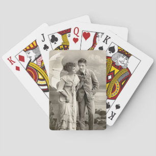 romantisch koppel met parasol pokerkaarten