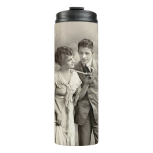 romantisch koppel met parasol thermosbeker