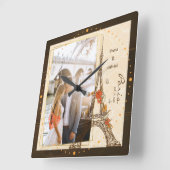 Romantisch koppel omhelst nabij de eiffeltoren vierkante klok (Hoek)