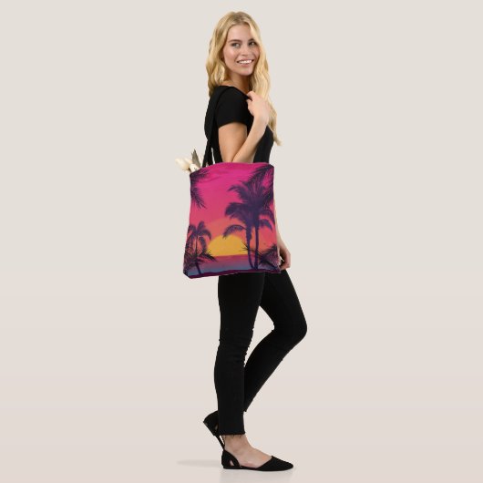 Romantisch landschap met palmbomen tote bag (Op model)