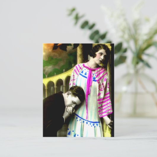 Romantisch Man Kissing Woman's Hand  Briefkaart (Staand voorkant)