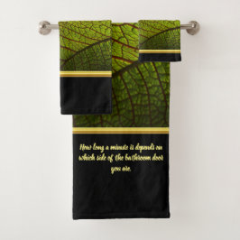 Romantisch modern met een zwarte badkuip met goude bad handdoek