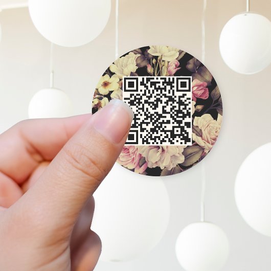 Romantisch Moody Floral QR Code Zwart Ronde Sticker
