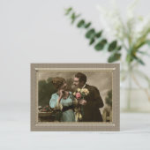 Romantisch paar - haar bloemen brengen briefkaart (Staand voorkant)