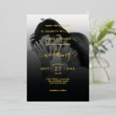 Romantisch Paar Monochrome Foto Bruiloft Goud Folie Uitnodiging (Staand Voorkant)