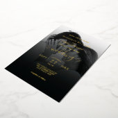 Romantisch Paar Monochrome Foto Bruiloft Goud Folie Uitnodiging (Gedraaid)
