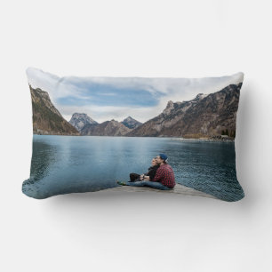 Romantisch paar ontspannen op Lake Dock Kussen