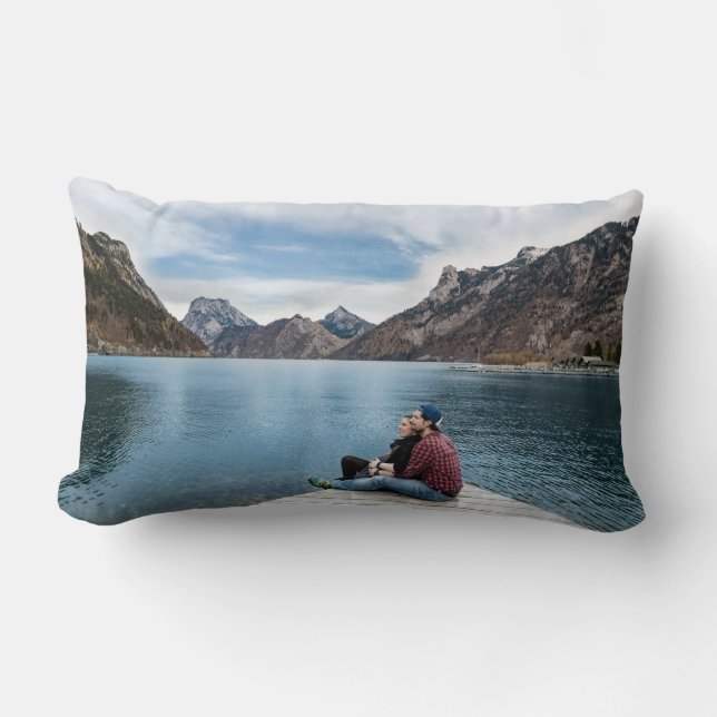 Romantisch paar ontspannen op Lake Dock Kussen (Voorkant)