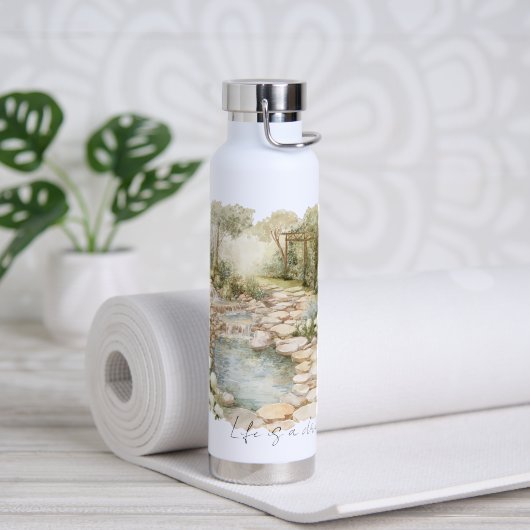 Romantisch pad met rotsen in de weide waterfles (Yoga (Gedraaid) )