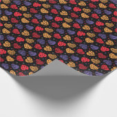 Romantisch patroon van kleurrijke harten op donker cadeaupapier (Hoek)