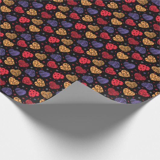 Romantisch patroon van kleurrijke harten op donker cadeaupapier (Hoek)